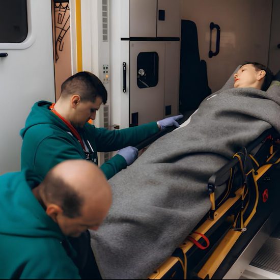 Перевезення лежачих пацієнтів між містами: як забезпечити безпеку та комфорт