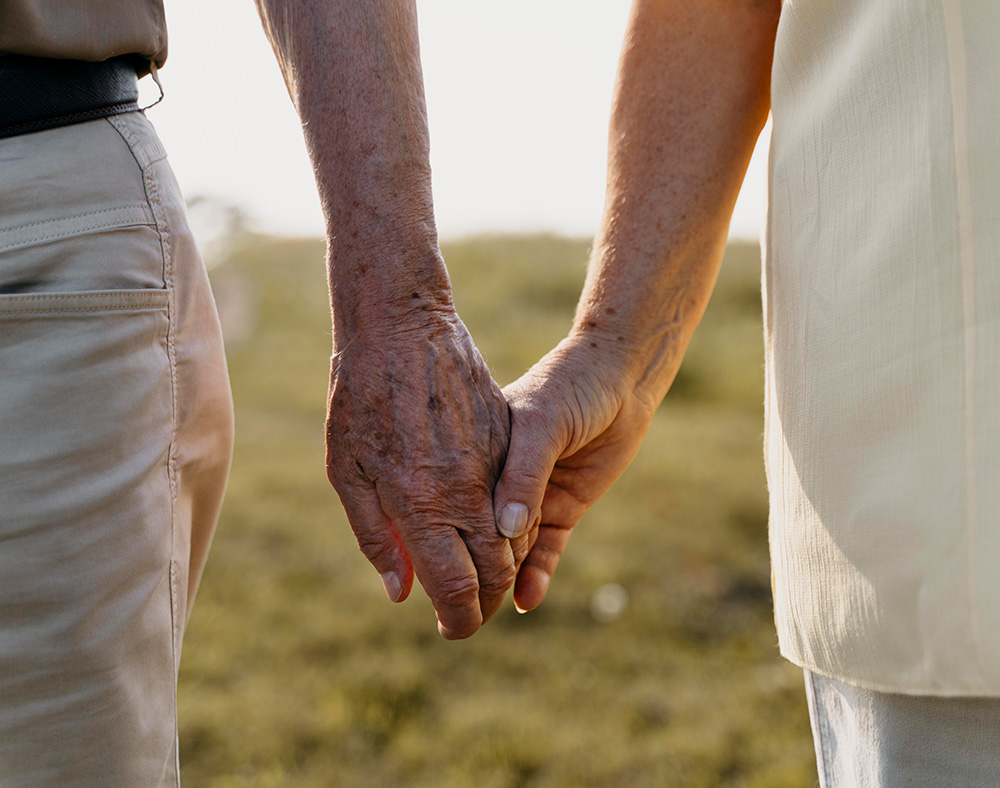 close-up-couple-holding-hands2